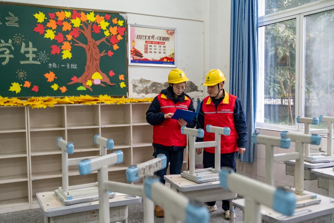 水電聯合安全檢查大足區雙路第二小學。國網重慶永川供電公司供圖