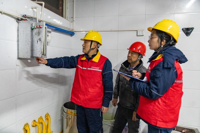聯合小組對學校食堂開展安全檢查。國網重慶永川供電公司供圖