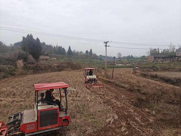 旋耕作業。重慶智慧農服集團供圖