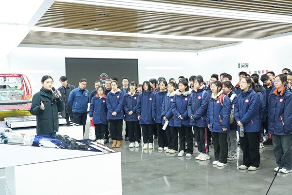 講解生產流程。重慶市第一實驗中學供圖