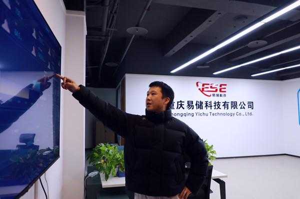 宋連為客戶介紹集裝箱式儲能遠程控制、錯峰調配。兩江協同創新區供圖