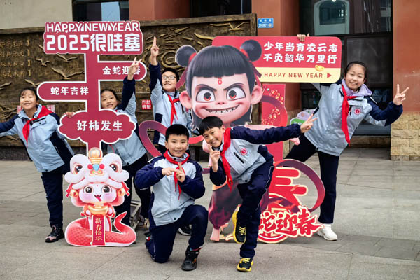 江津區濱江四牌坊小學圍繞“靈蛇智慧之門”“靈蛇靈動合影”“靈蛇追光之愿”等主題營造濃濃開學氛圍。濱江四牌坊小學供圖