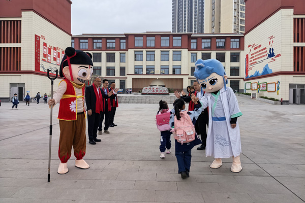 江津區雙福第六小學化身為神話劇場，“哪吒”與“敖丙”攜眾師友喜迎學子。雙福六小供圖