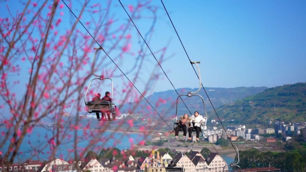 游客乘坐索道游覽。景區供圖