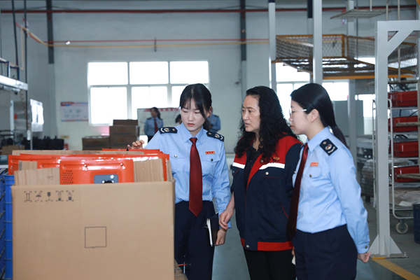 江津區稅務人員走訪了解威馬農機生產經營情況，宣傳稅費政策和納稅信用評價等內容，提示出口業務領域相關涉稅風險點。王植攝