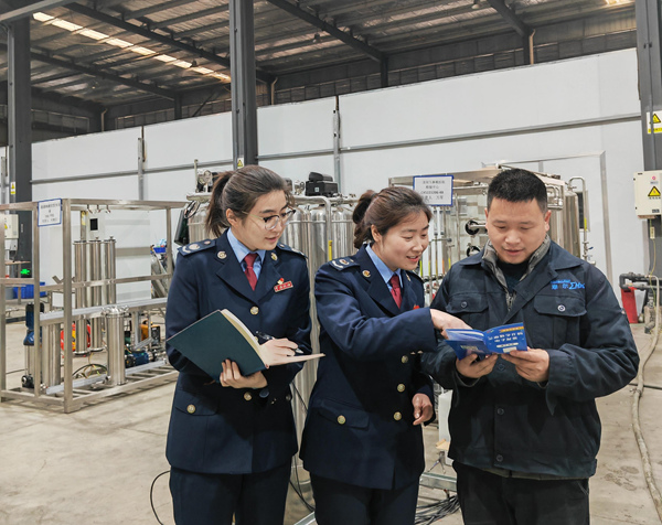 高新區稅務人員走訪重慶摩爾水處理設備有限公司，了解生產經營情況和新產品研發進度，宣傳稅費政策并提示提醒涉稅風險事項。重慶市稅務局供圖