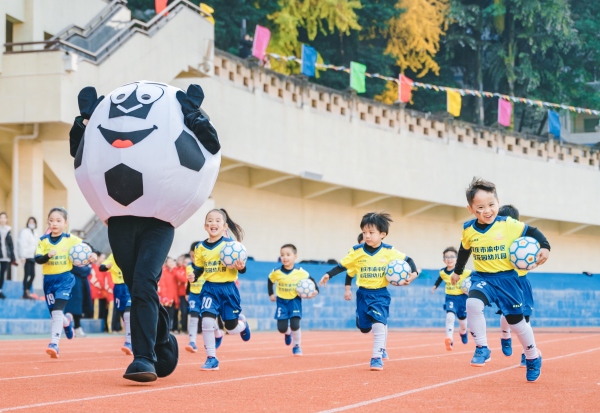 足球聯賽開幕式展示。渝中區教委供圖