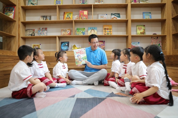 豌豆大叔講故事。渝中區教委供圖