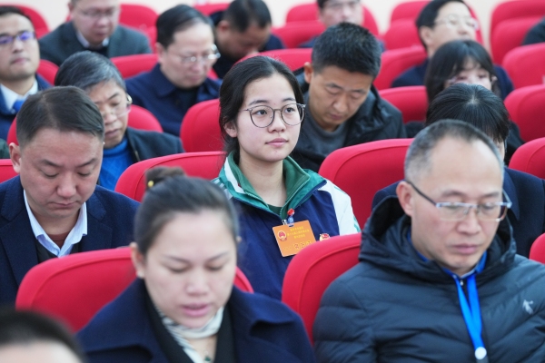 謝蕊嫻旁聽北碚區人代會。馮奧 攝