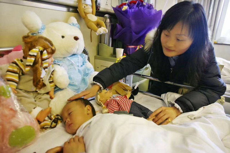 2008年2月29日，媒體記者在病房里看望王蕓菲。錢波攝