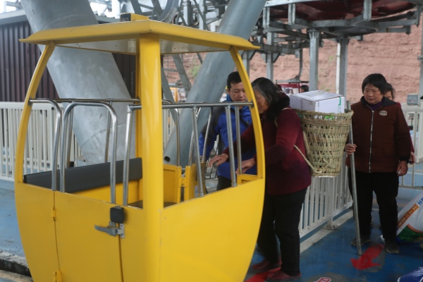 景區用索道為村民免費運送農資。楊孝永攝
