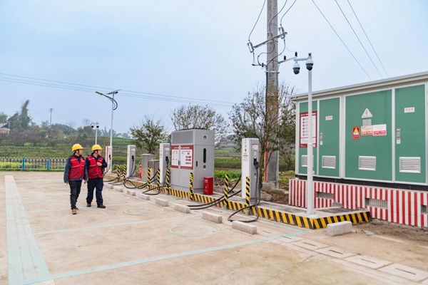電力人員開展鄉鎮充電站安全巡視。國網重慶永川供電公司供圖