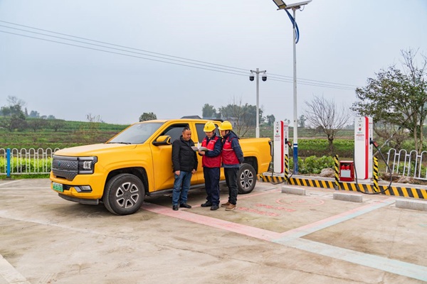 電力人員服務新能源車主充電。國網重慶永川供電公司供圖