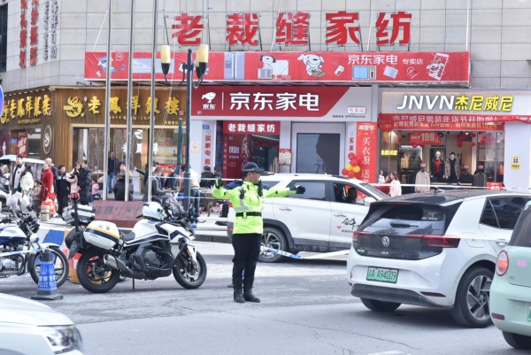 酉陽交巡警指揮交通。宋果攝