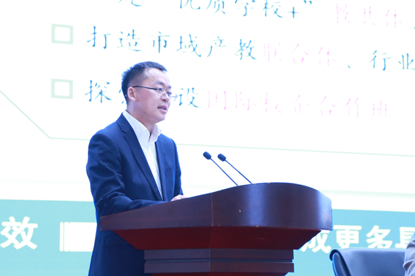 潼南區委教育工委書記、區教委主任蔣俊匯報全區教育工作成效。張源攝