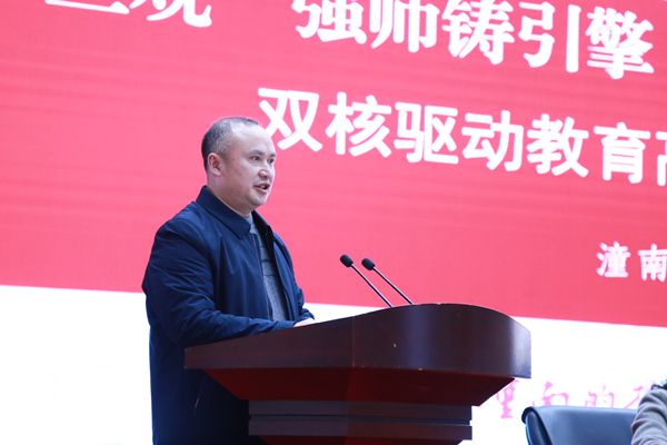 重慶市潼南中學校黨委書記侯君輔發言。張源攝