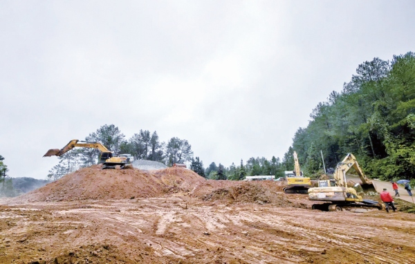 郭扶鎮中石化綦陸頁 1 井鉆探工程現場施工如火如荼。 向宇航攝