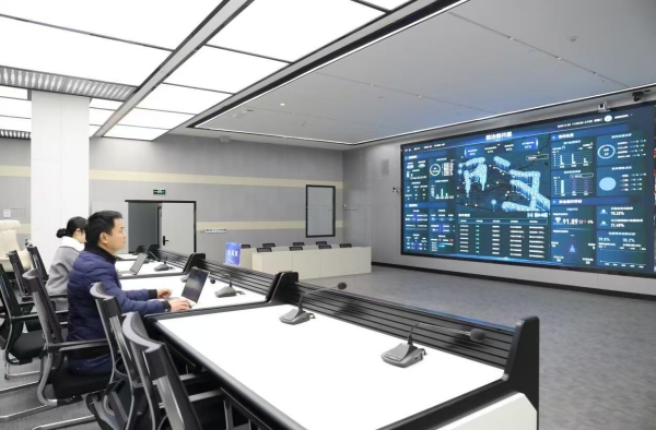 大足區數字化城市管理中心工作人員正在查看“數治窨井蓋”應用系統實時情況。謝鳳攝