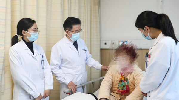 李紅（左二）每天帶領團隊深入病房開展例行查房。重慶西區醫院供圖