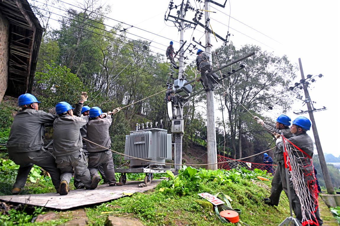 國網重慶市北供電公司員工為高竹新區增容變壓器，保障春耕春灌可靠用電。向江微攝