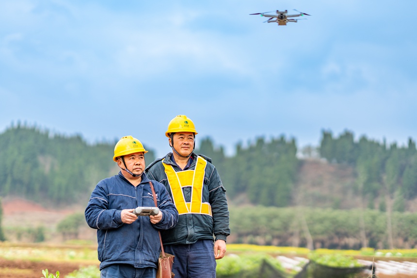 2月25日，在榮昌區吳家鎮雙流村，國網重慶永川供電公司人員以“集中監控+立體巡檢+網格化處置”的高標準巡檢體系開展電力巡檢工作，助力4000余畝高標準農田建設。賴小龍攝