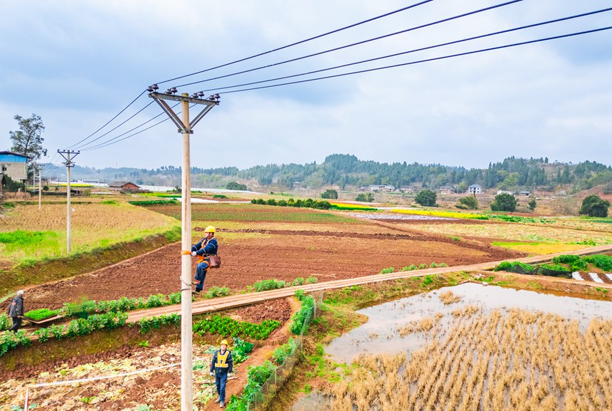 2月25日，在榮昌區吳家鎮雙流村，國網重慶永川供電公司人員以“集中監控+立體巡檢+網格化處置”的高標準巡檢體系開展電力巡檢工作，助力4000余畝高標準農田建設。賴小龍攝