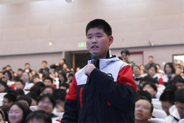 西大附中學生向施一公提問。付軍攝