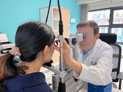 謝漢平為患者檢查眼部情況。重慶普瑞眼科醫院供圖