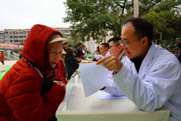 現場專家義診。江北區殘聯供圖