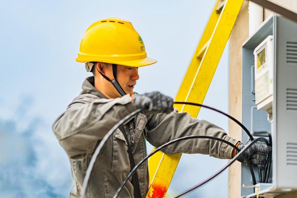 電力員工開展動力電表安裝工作。國網重慶永川供電公司供圖