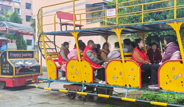 志愿者陪同老人乘坐觀光小火車。景區供圖