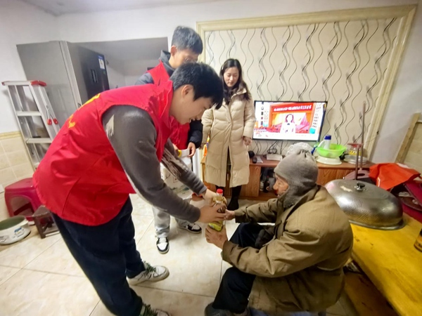 志愿者探訪獨居老人。受訪者供圖