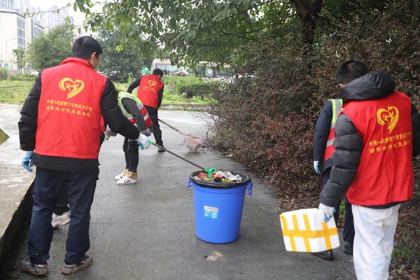 志愿者化身社區美容師展開“大掃除”。受訪者供圖