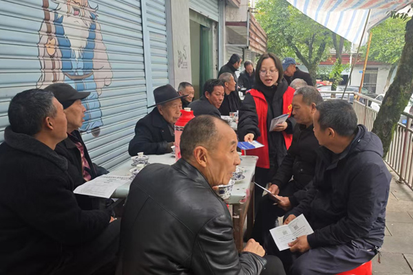 志愿者宣傳相關政策條例。黃一夫攝