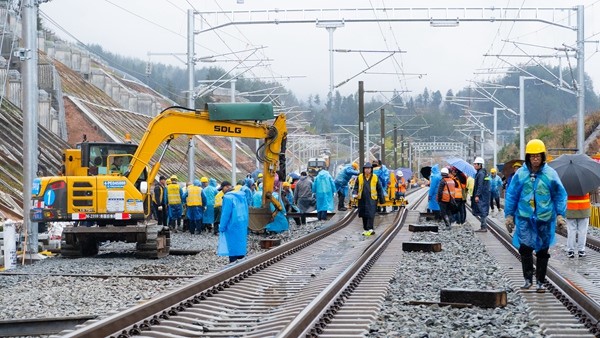線路撥接現場。中國鐵路成都局集團有限公司供圖
