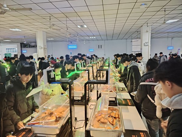 重慶市經貿中等專業學校食堂。重慶市農產品集團供圖