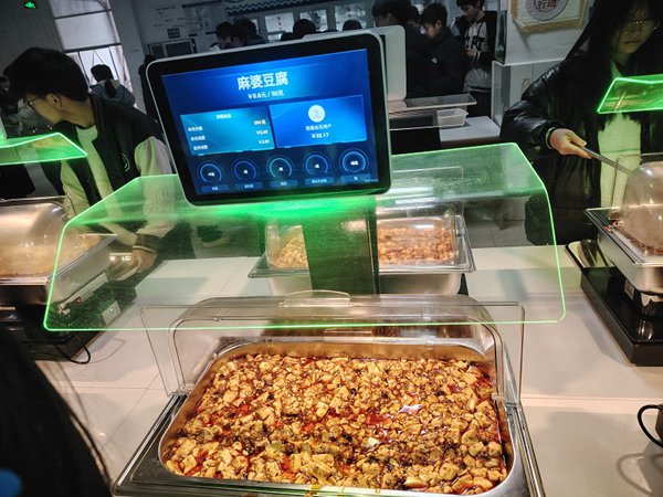 自助打餐臺展示。重慶市農產品集團供圖