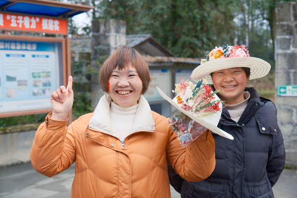 村民制作和展示鮮花草帽。主辦方供圖