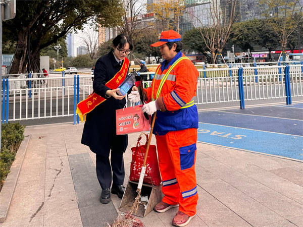 愛心大使為環衛工人送去節日祝福。中國電信重慶公司供圖