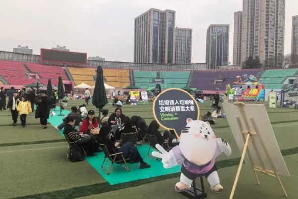 揮拍消費節現場。羅莎攝