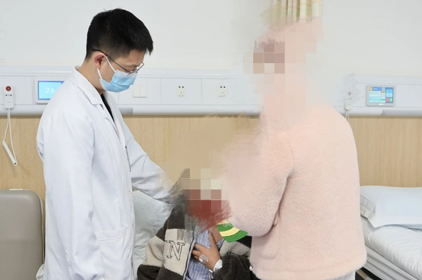 醫生嚴光兵指導患者咳痰。重慶西區醫院供圖