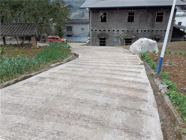修好后的水泥路。秦松攝