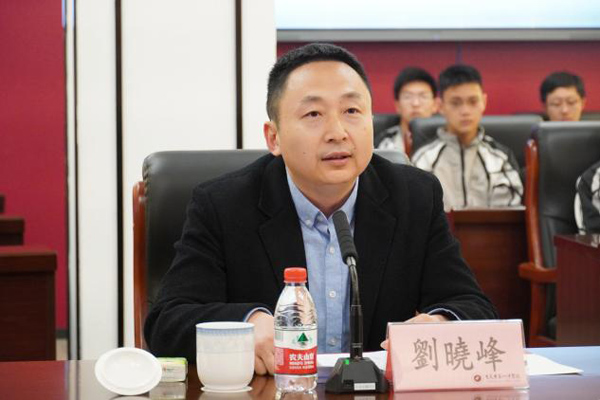 沙坪壩區委教育工委專職副書記劉曉峰致辭。重慶一中供圖