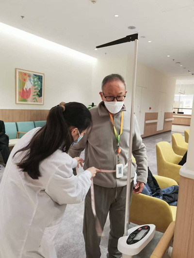 重慶兩江新區人民醫院MDT營養減重門診醫生為患者制定減重方案。重慶兩江新區人民醫院供圖