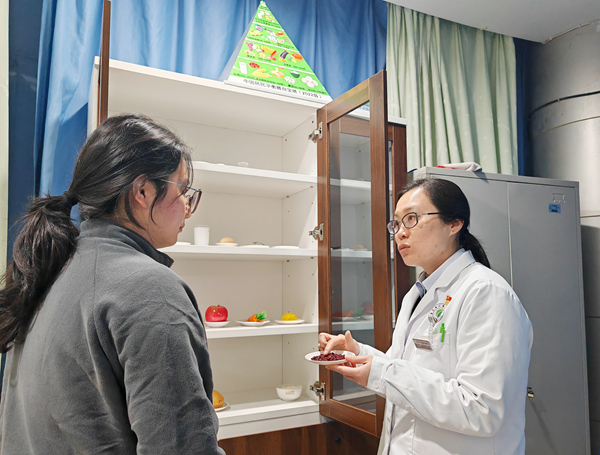 重慶兩江新區中醫院中醫減重門診醫生為“超重”患者制定飲食方案。重慶兩江新區中醫院供圖