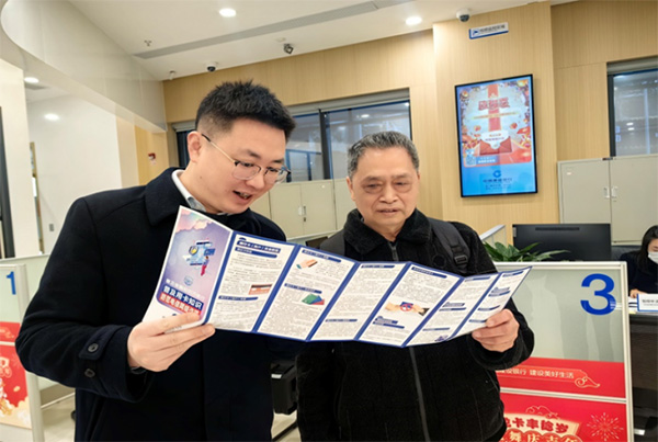 為群眾講解金融知識。建行重慶市分行供圖