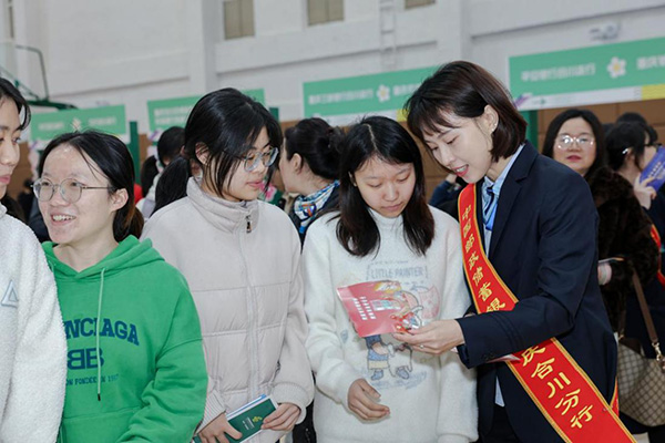 合川分行工作人員為學生講解金融知識。郵儲銀行重慶分行供圖