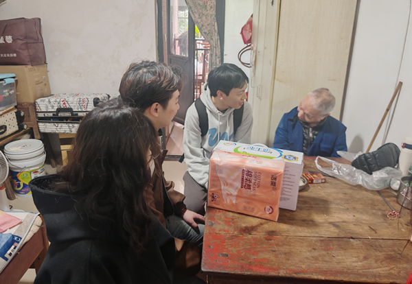 志愿者們看望慰問社區老人。重慶理工大學供圖