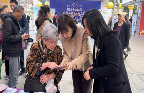 為老人解答金融知識。光大銀行重慶分行供圖