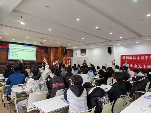 宣傳活動現場學生們踴躍搶答。英大財險重慶分公司供圖